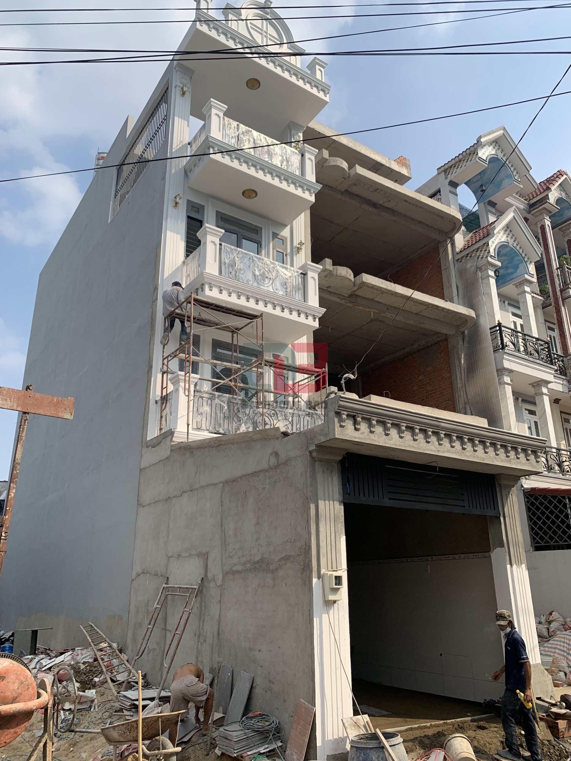 IMG 5378 Công trình nhà phố đang thi công theo xu hướng nhà phố 2025 tại Việt Nam với thiết kế mặt tiền sang trọng, ban công nghệ thuật và không gian mở hiện đại